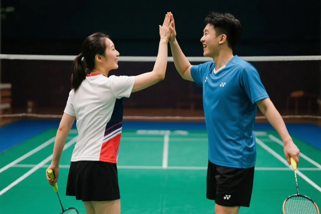 球场上的“老夫老妻”：李洋与王齐麟的羽毛球公开赛默契秀